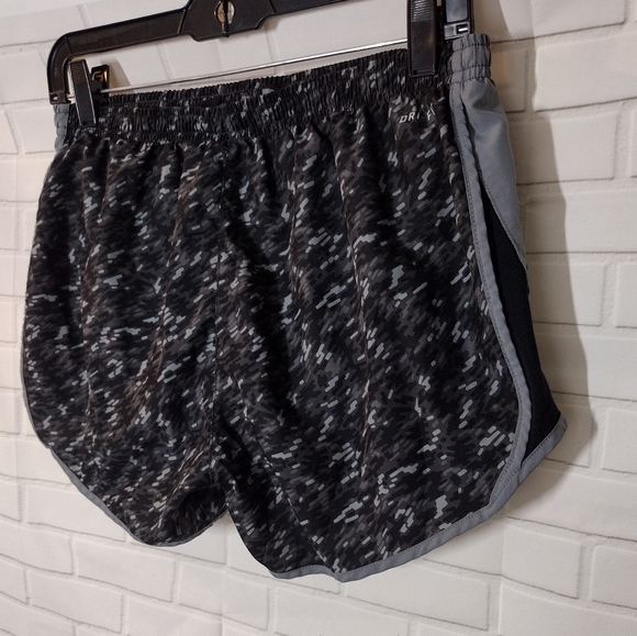 Nike Dri-Fit Gray Patterned Workout Jogger Shorts - Picture 3 of 10